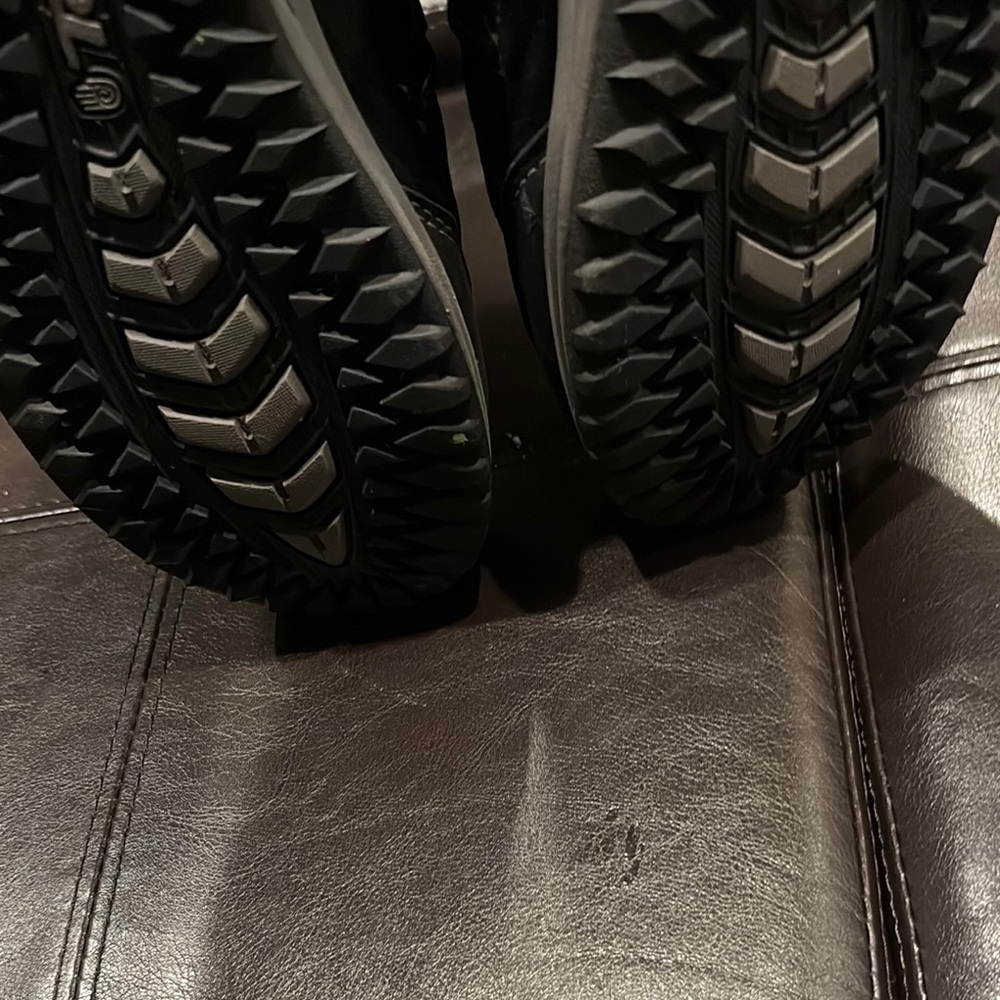 Teva Women's Black Winter Boots, size 9 - Picture 9 of 12
